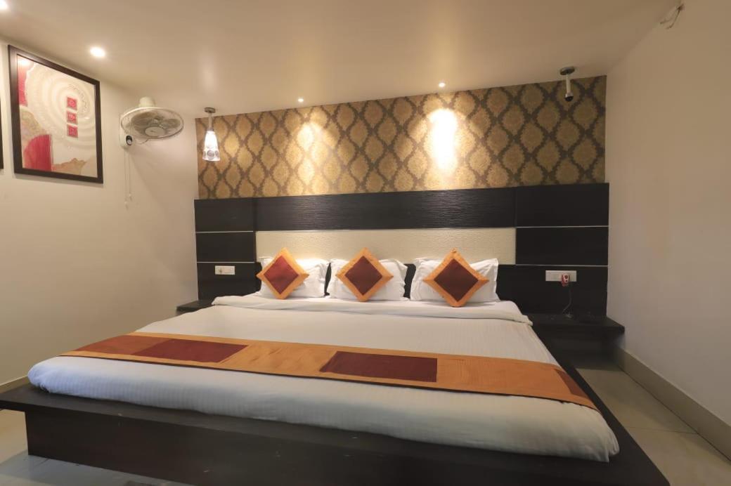 Hotel Rashmi Гувахати Екстериор снимка