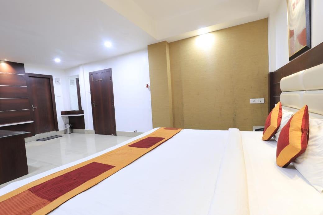 Hotel Rashmi Гувахати Екстериор снимка