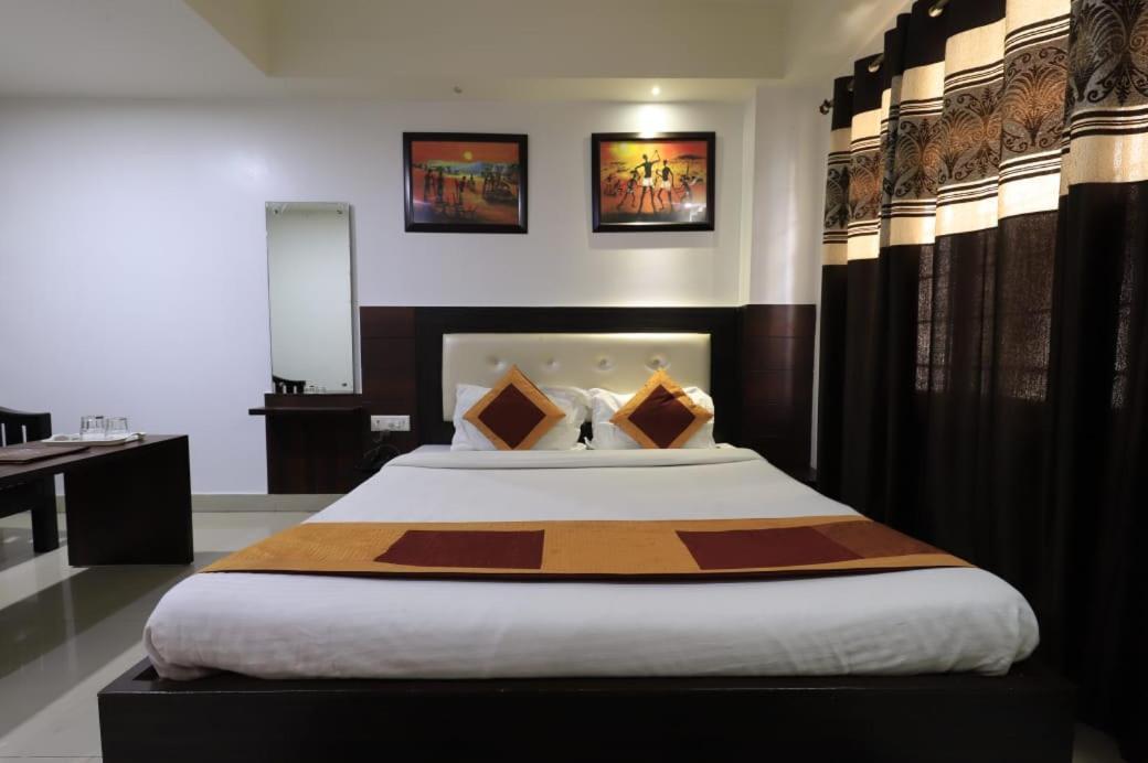 Hotel Rashmi Гувахати Екстериор снимка