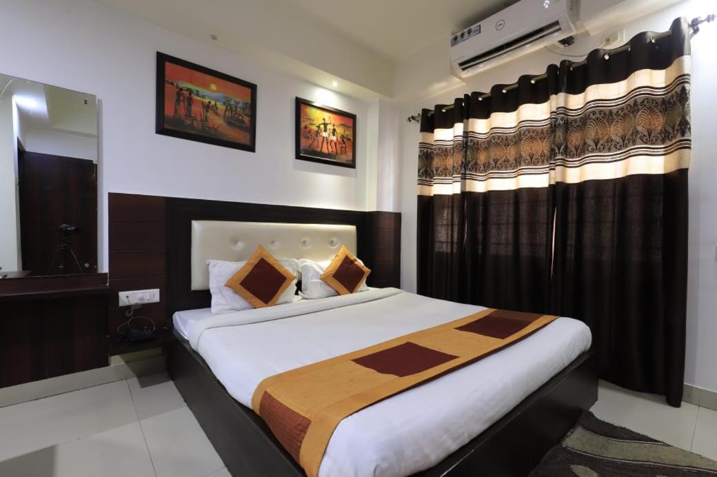 Hotel Rashmi Гувахати Екстериор снимка