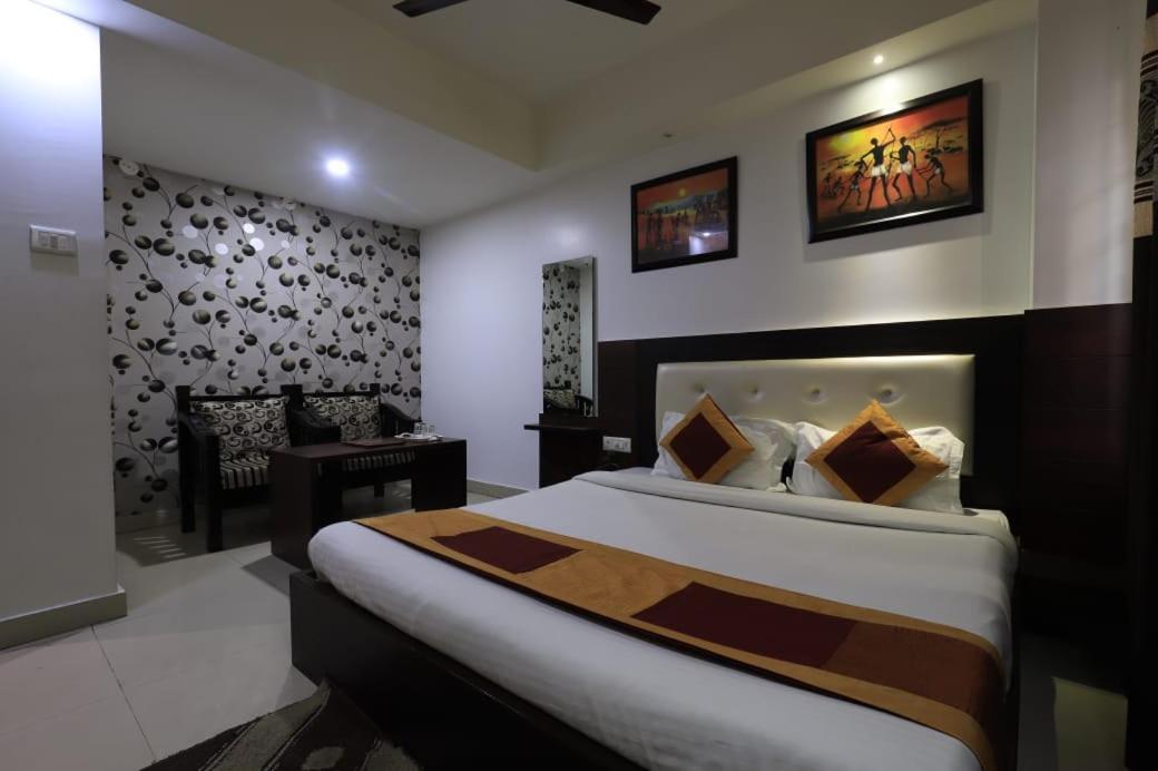 Hotel Rashmi Гувахати Екстериор снимка