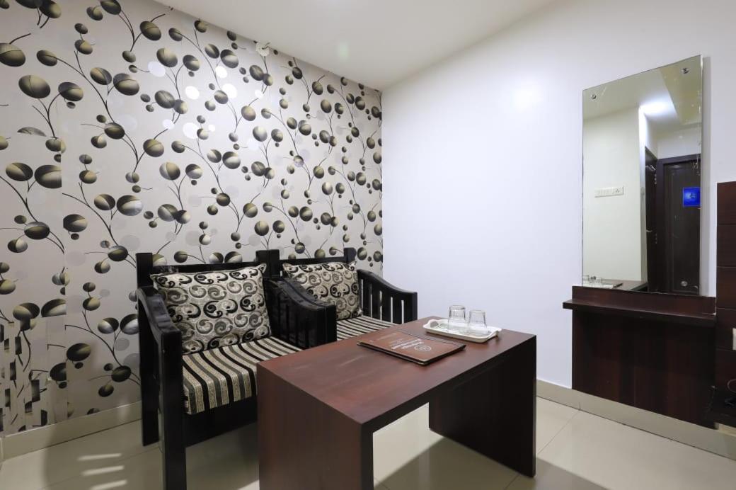 Hotel Rashmi Гувахати Екстериор снимка